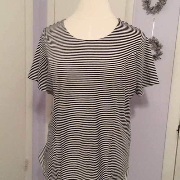 Very Flattering modified peplum tee 26/28 close out sale 🎉 - Picture 2 of 8